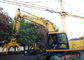 Carga do transporte de materiais da sucata dos acessórios de demolição da máquina escavadora de KOMATSU PC200 grande
